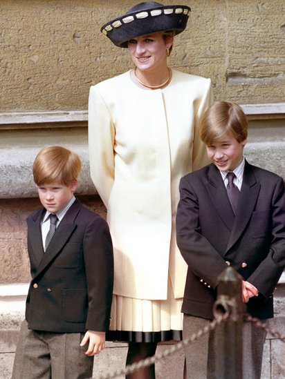 Rosa Monckton, amiga de Diana, piensa que las grabaciones pueden herir a los príncipes William y Harry. Diana con Harry y William.