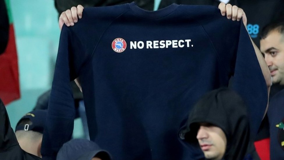 Болгарские болельщики держат свитер с надписью «Неуважение»