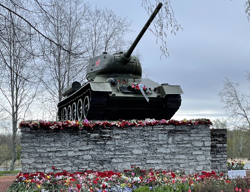 Un monumento con un tanque ruso de la Segunda Guerra Mundial en el lado estonio de la frontera en Narva.