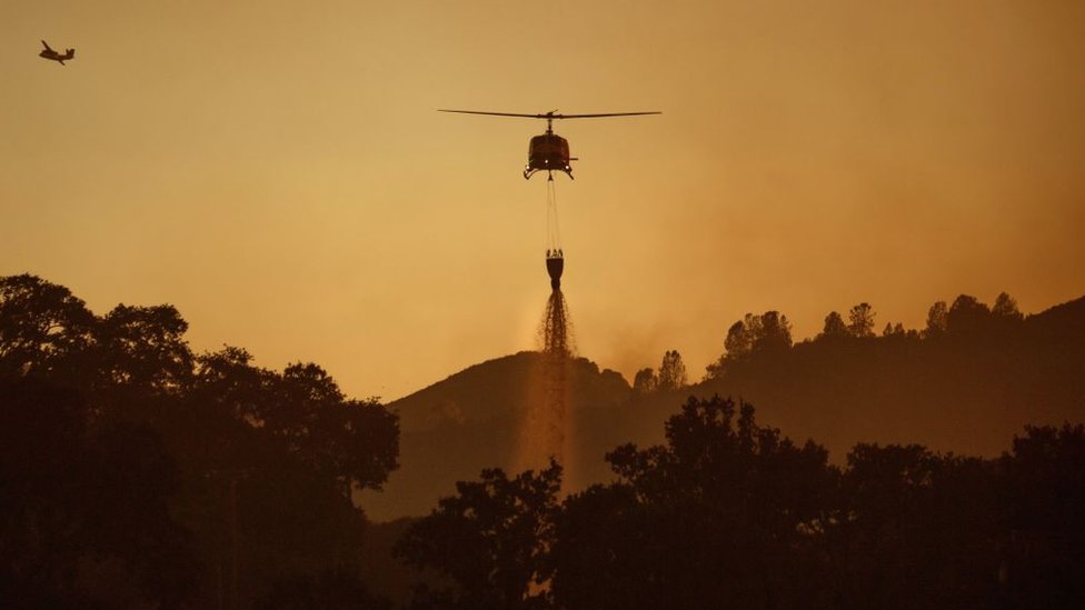 Helikopteri gase vatru u Kaliforniji