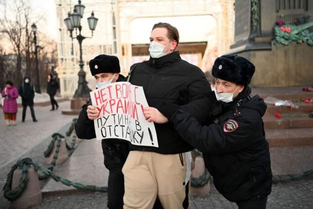 Homem é preso em protesto na Rússia