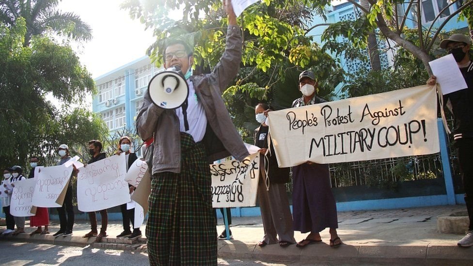Protes kecil di depan Universitas Mandalay, Kamis (04/02).
