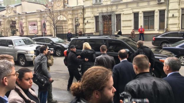 Жена убитого Дениса Вороненкова Мария Максакова на месте убийства