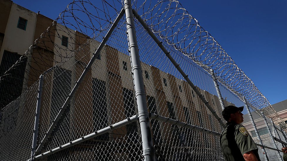 Вооруженный офицер Калифорнийского Департамента исправительных учреждений и реабилитации (CDCR) стоит на страже в камере смертников государственной тюрьмы Сан-Квентин 15 августа 2016 года в Сан-Квентин, Калифорния