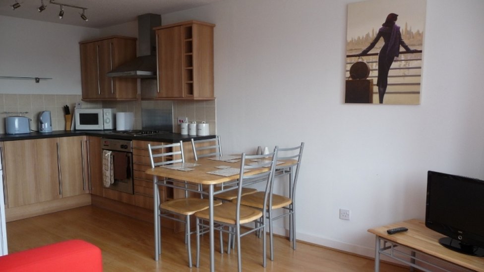 Este es el interior del apartamento que habría utilizado Abedi antes del atentado en Manchester. Departamento en Granby Row