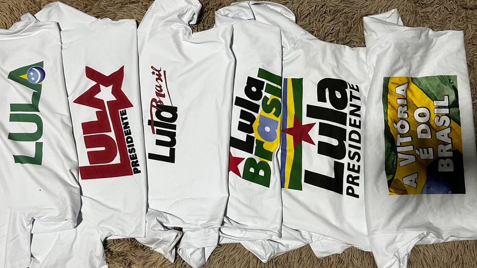 Camisetas usadas nas campanhas presidenciais de Lula em 1989, 1994, 1998, 2002 e 2006.