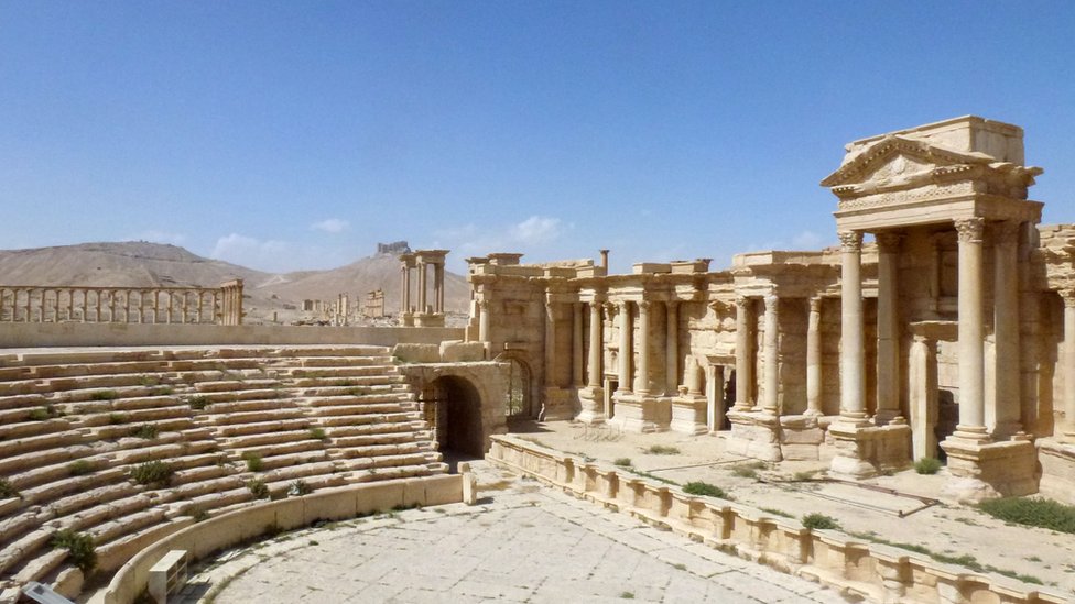 Общий вид, сделанный 27 марта 2016 года, показывает театр в древнем сирийском городе Пальмира после того, как 27 марта 2016 года правительственные войска отбили объект всемирного наследия ЮНЕСКО у джихадистов группы Исламское государство (ИГ).