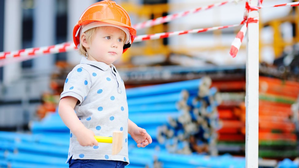 Мальчик одет как строитель