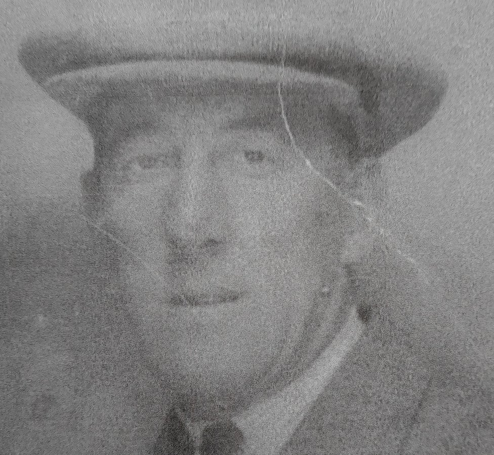 Льюис Смит служил в Даремской легкой пехоте, затем в лейбористской корпорации