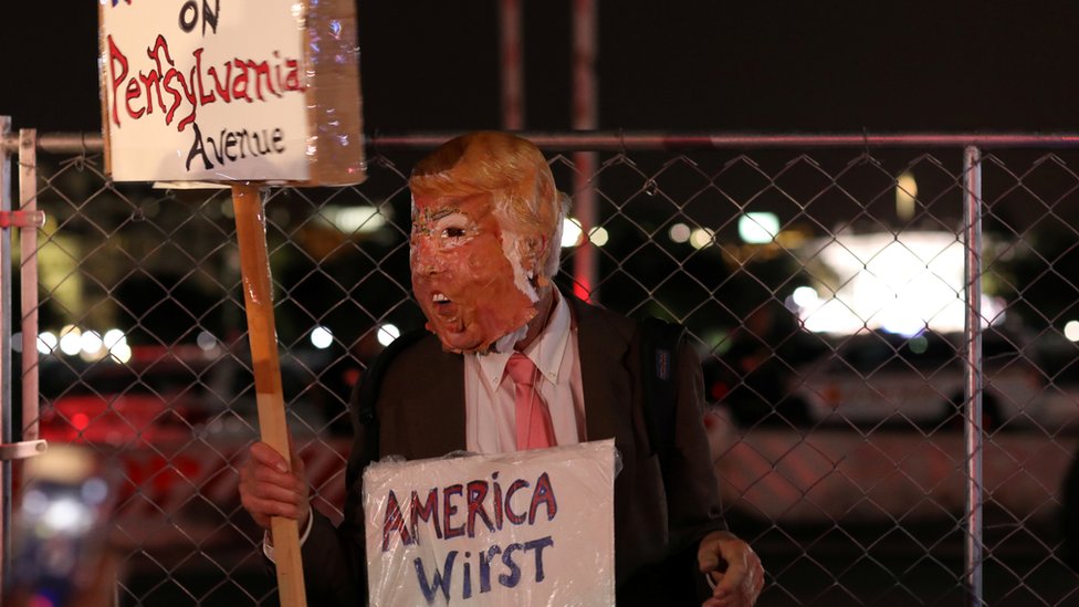 特朗普演說期間，白宮附近有反對特朗普的示威活動。