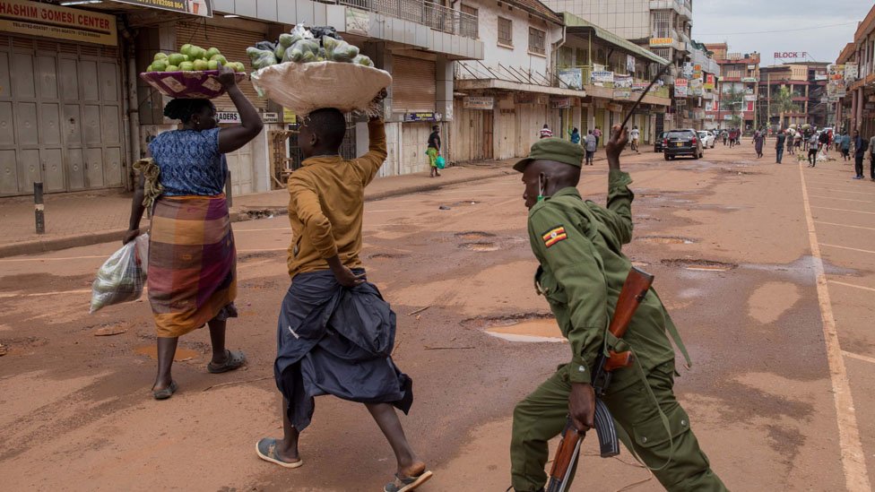 Uganda polisi satıcılardan sokağı boşaltamlarını isterken şiddet uyguladı