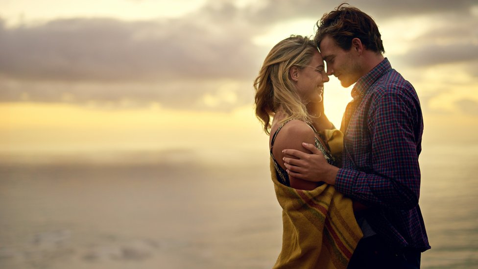 En el estudio participaron los residentes de la ciudad de Framingham, en el estado de Massachusetts. Pareja