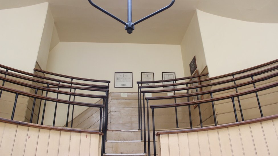 Durante las operaciones había mucho bullicio, empujones y gritos que decían "cabezas, cabezas" para que quienes se arremolinaban alrededor de la mesa se apartaran. Vista de las gradas del Old Operating Theatre