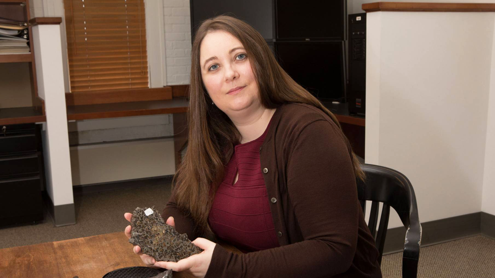 Jessica Irving con dos meteoritos de la coleccin de la Universidad de Princeton