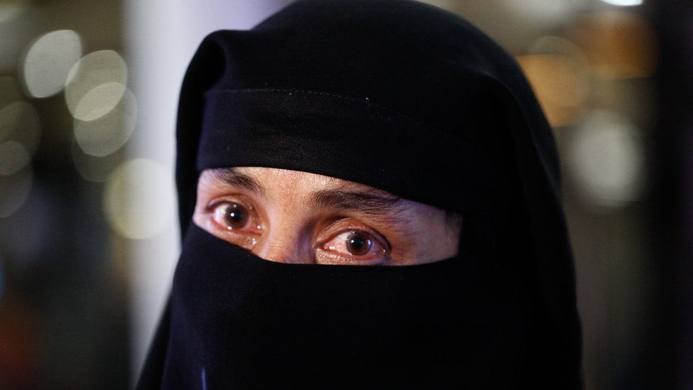 سيدة بنغالية كانت تعمل في السعودية عادت إلى بلدها هربا مما قالت إنها تعرضت له من تعذيب في المملكة