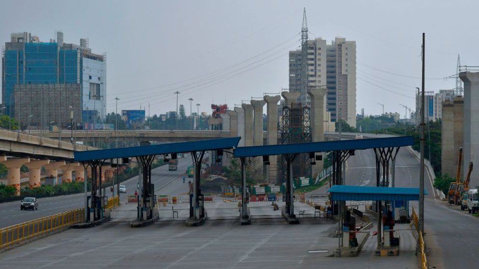 Платная дорога Бангалор-Электронный город считается пустой, поскольку технологические компании предпочитают оставаться закрытыми во время общенациональной блокировки, введенной правительством