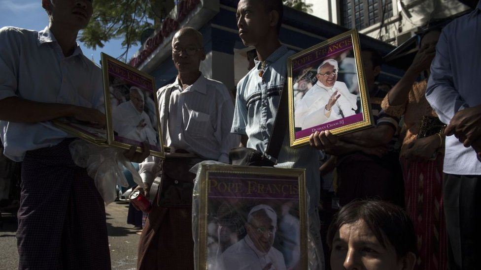 El Papa puso como condición para viajar a Myanmar y Bangladesh reunirse con rohingyas. Gente con fotos del Papa
