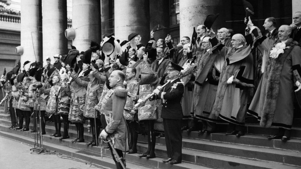 المبشرون وكبار الشخصيات في المدينة يهتفون للملكة في في 8 فبراير/شباط 1952