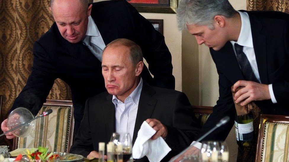 普裏戈津最著名的照片之一是他正在為普京上菜（2011年11月11日，莫斯科郊外一家餐廳）。隨後他獲得"普京大廚"這個暱稱。