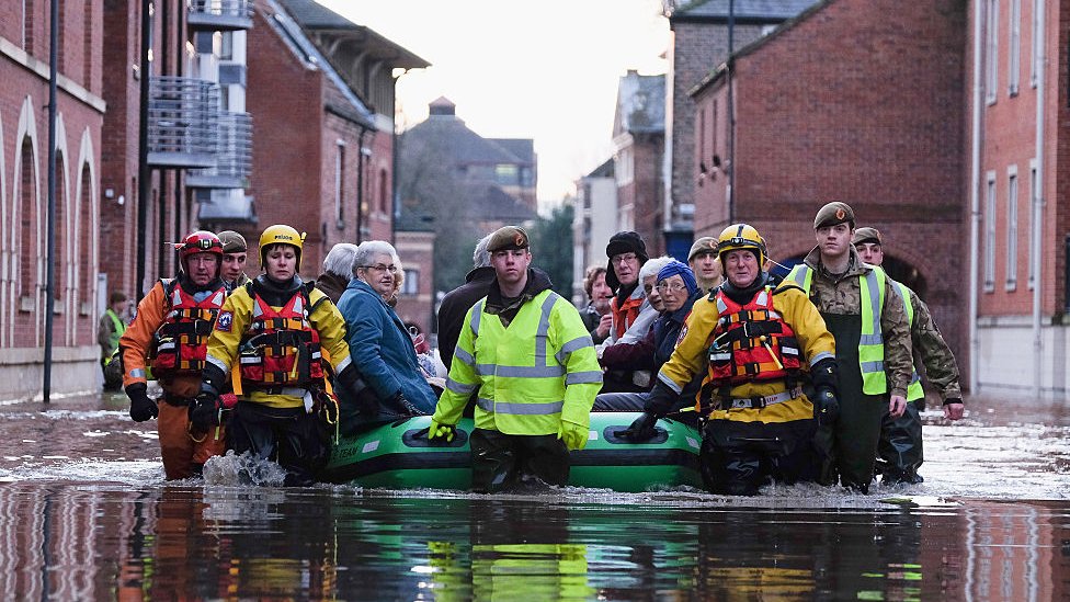 Soldados y rescatistas asisten a la evacuación de personas afectadas por las inundaciones en la ciudad de York, Inglaterra