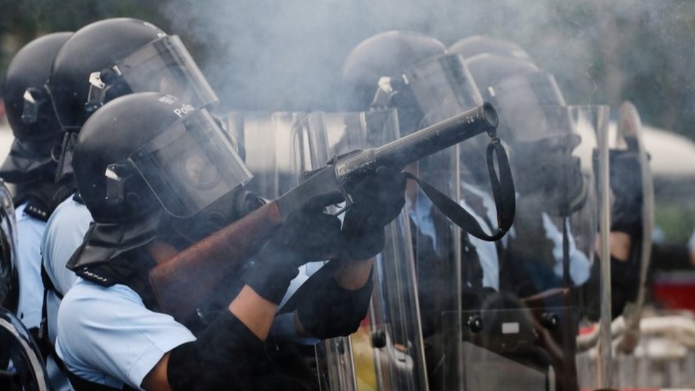 Polisi menembakkan gas air mata ke arah demonstran di Hong Kong 2019