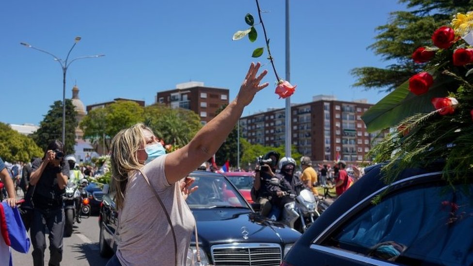 Женщина бросает розу в похоронную процессию бывшего президента Уругвая Табаре Васкеса в Монтевидео, Уругвай, 6 декабря 2020 года.