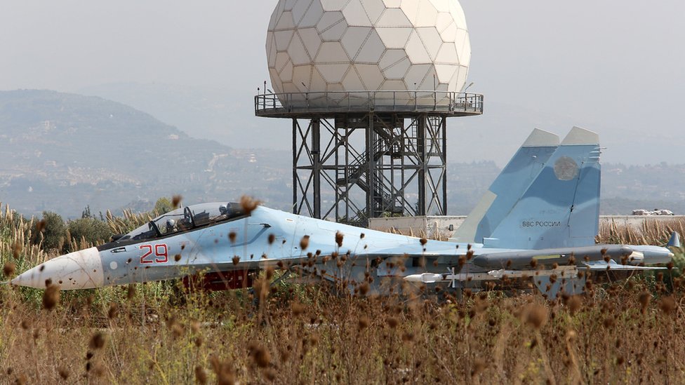 Российский истребитель Су-30 СМ стоит на взлетно-посадочной полосе авиабазы ??Хмеймим в Сирии