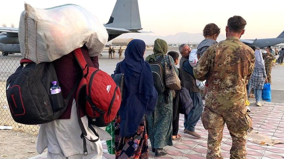 لاجئون أفغان
