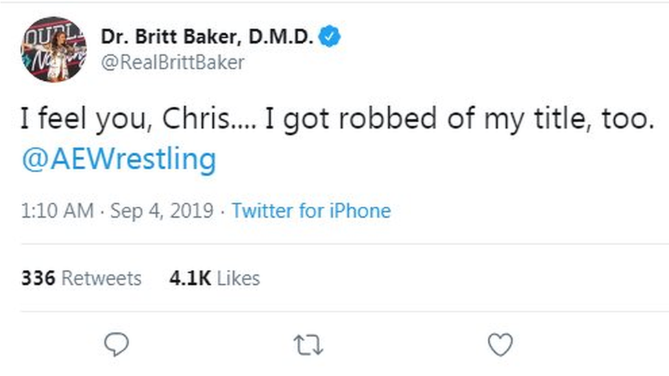 Твит Бритт Бейкер гласит: «Я чувствую, что ты, Крис ... Меня тоже лишили титула».