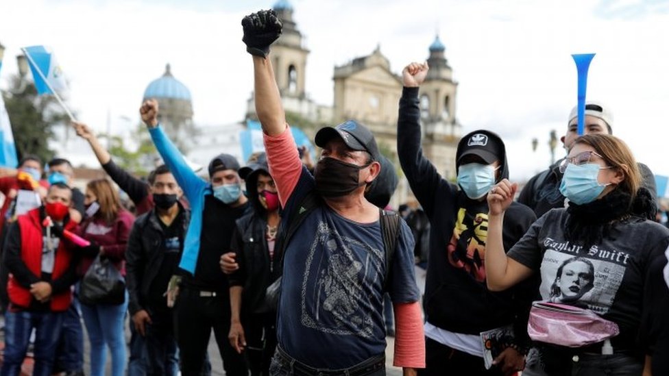 Демонстранты выкрикивают лозунги во время акции протеста с требованием отставки президента Алехандро Джамматтеи в городе Гватемала, Гватемала, 22 ноября 202 г.