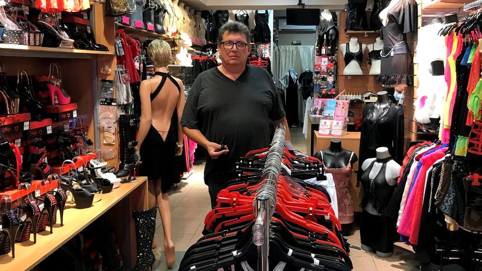 Philippe Barreau en su tienda de ropa sexy.