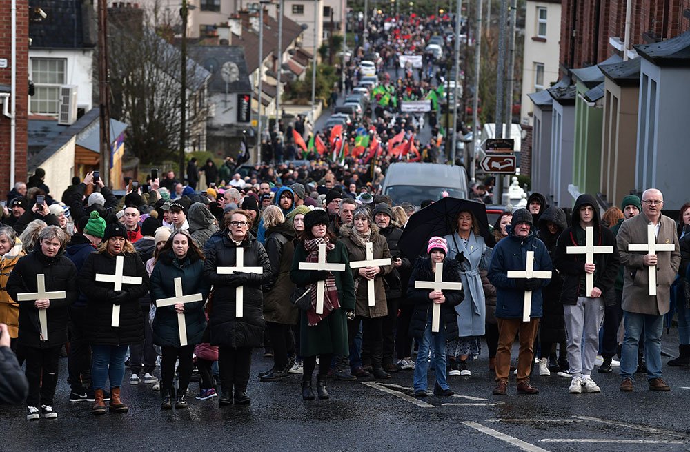 في 30 يناير/كانون الثاني، شارك أقارب الذين قُتلوا في يوم الأحد الدامي في سلسلة من الأحداث لإحياء الذكرى الخمسين لليوم الذي قُتل فيه 13 شخصا بالرصاص عندما فتح جنود النار على متظاهري الحقوق المدنية في ديري بأيرلندا الشمالية.