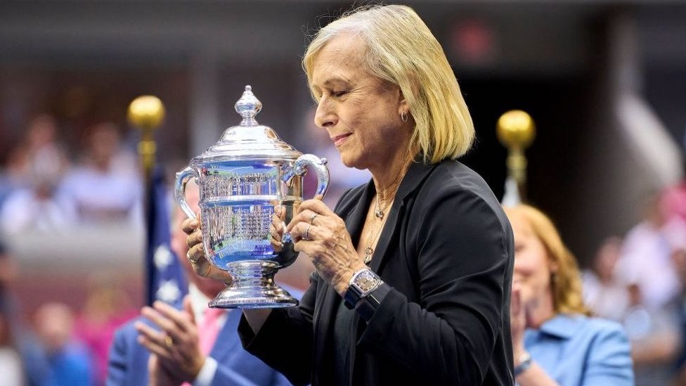 Martina Navratilova sostiene un trofeo del US Open