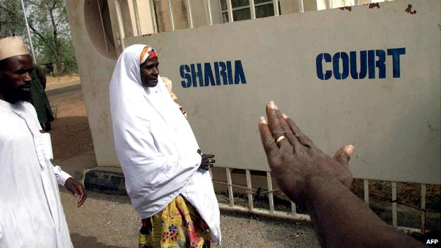 Duas pessoas chegam à corte islâmica em Sokoto, na Nigéria