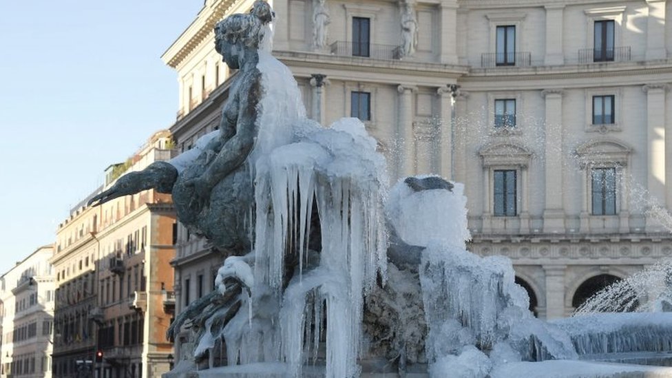 Ледяной фонтан в Риме. Фото: 9 января 2017 г.