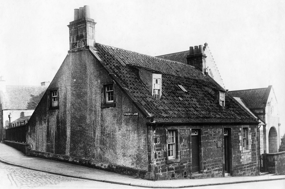 La modesta casa en Dunfermline, Escocia, donde nació Carnegie y vivió hasta comenzar la adolescencia.