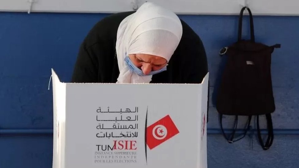 انتخابات تونس: أحزاب معارضة تقول إن قيس سعيد "فقد شرعيته" بالإقبال الضعيف في الانتخابات - BBC News عربي