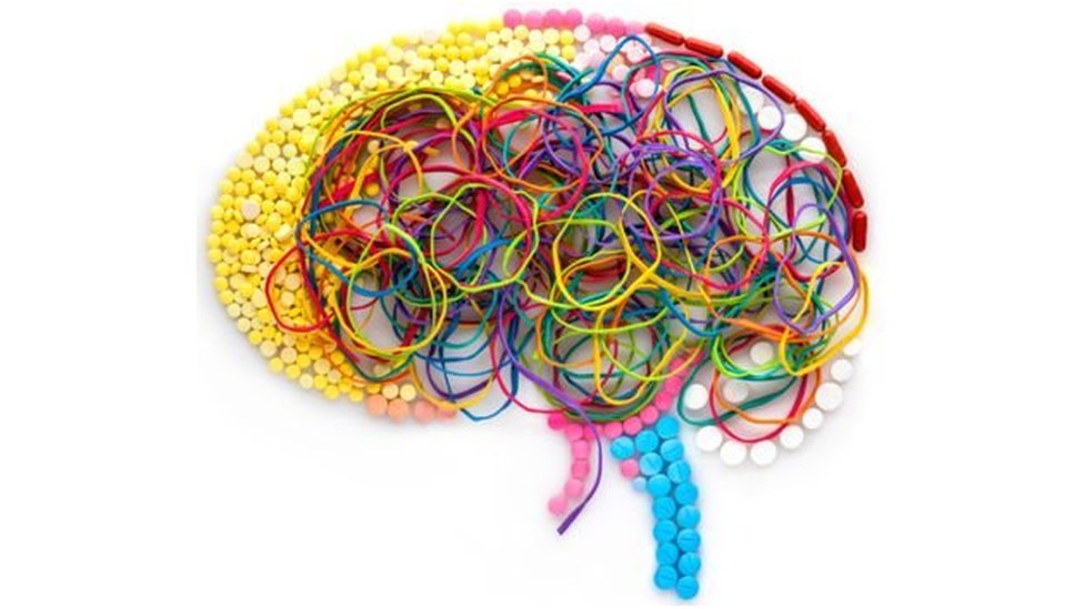 Cerebro de ligas y pastillas. Imagen creativa.