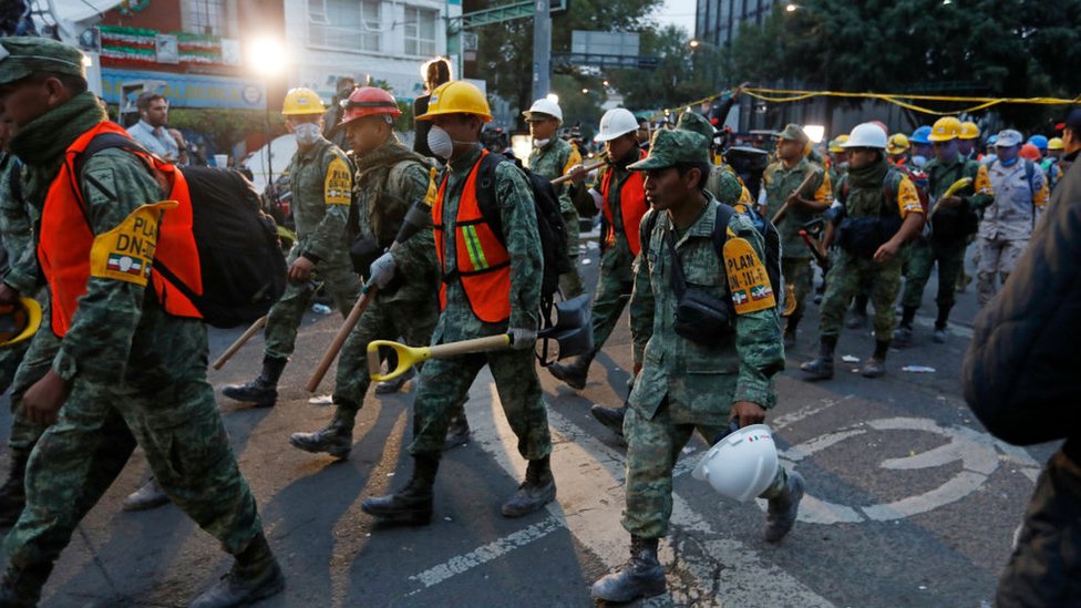 La colonia Roma Norte de Ciudad de México, donde se encuentra el edificio colapsado, es la zona en la que más se ha concentrado la atención de los operativos de rescate. Socorristas cerca de la colonia Roma Norte, marchan hacia los operativos de rescate