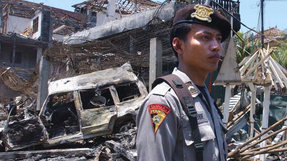 Ruševina noćnoh kluba na Baliju posle ekplozije bombe 13. oktobra 2002. godine.