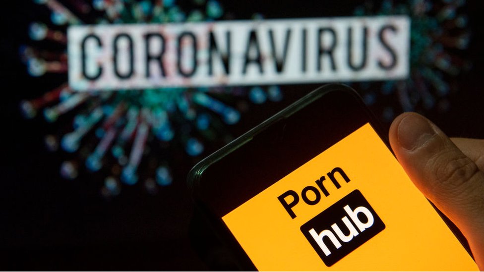 Логотип Pornhub на телефоне перед словом Cornonavirus