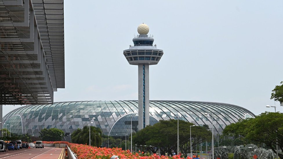 ما الذي يجعل مطار تشانغي السنغافوري الأفضل على مستوى العالم؟ 4 The Changi Airport control tower