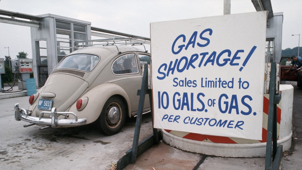 Closed petrol station in US with a sign saying "no gas".