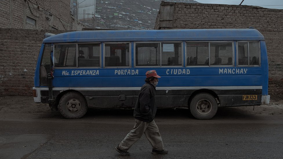Остановка «Nueva Esperanza» (отмечена на автобусе) в Вилья-Мария-дель-Триунфо, районе, который пострадал от одного из самых высоких показателей крайней бедности и насилия в семье во время чрезвычайного положения, введенного в Перу для остановки вируса COVID-19.