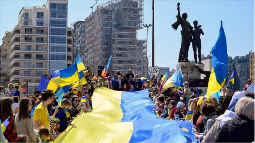在黎巴嫩，示威者在貝魯特展開一面巨大的烏克蘭國旗