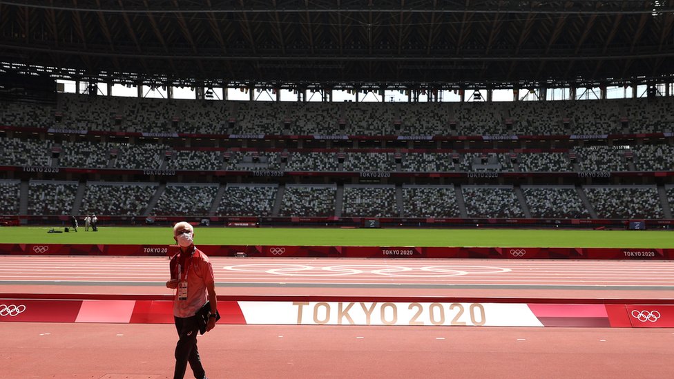 يتنافس الرياضيون في ملاعب شبه فارغة ويلتزمون بالتباعد الاجتماعي