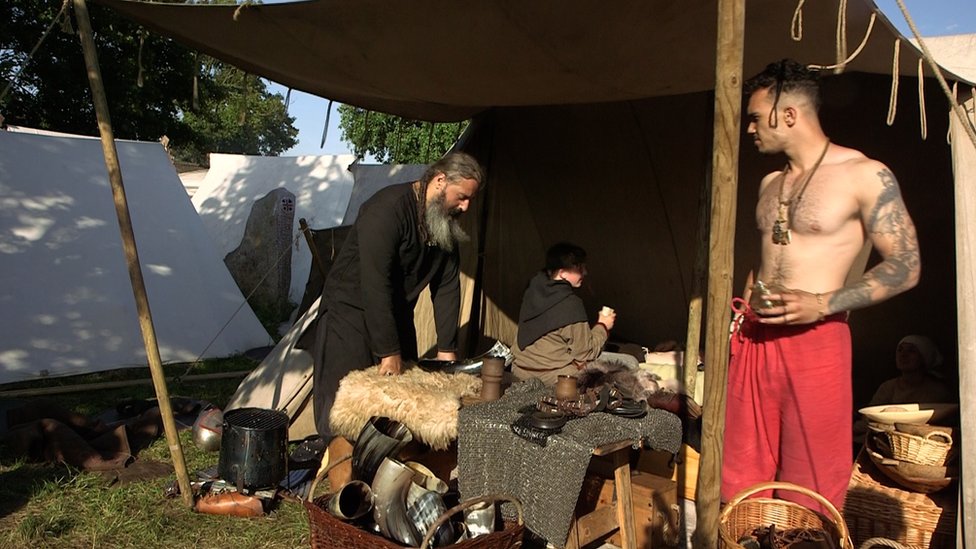 Qanun Bhatti tuvo dificultades por ser distinto. Qanun Bhatti en su tienda