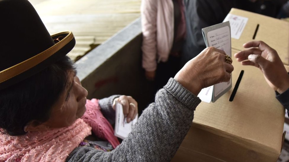 Mujer indígena votando