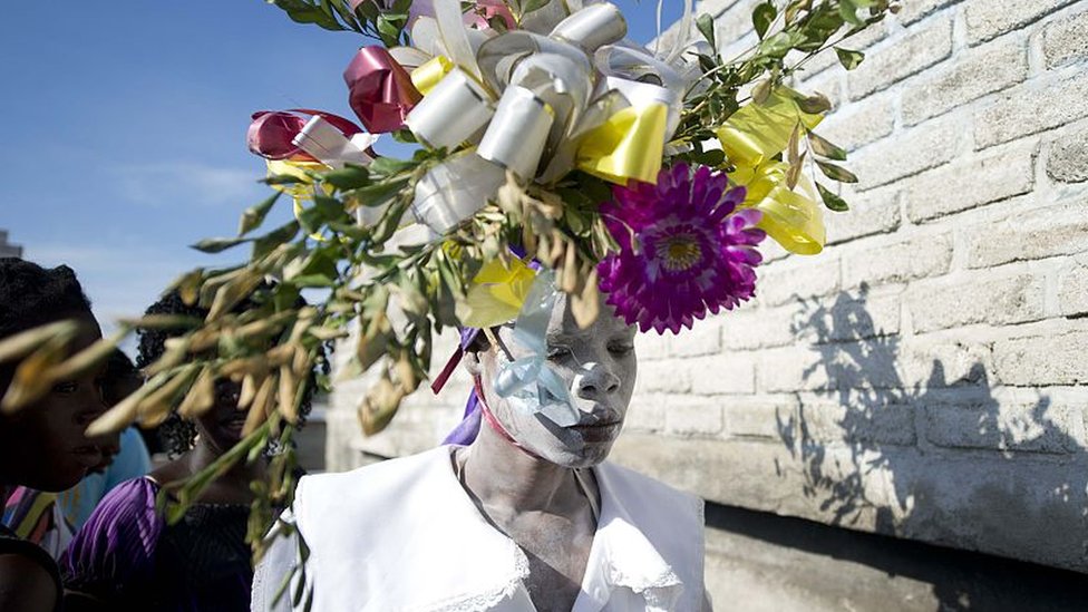 Los practicantes de vudú consideran la religión benigna. Practicante de vudú en Haití