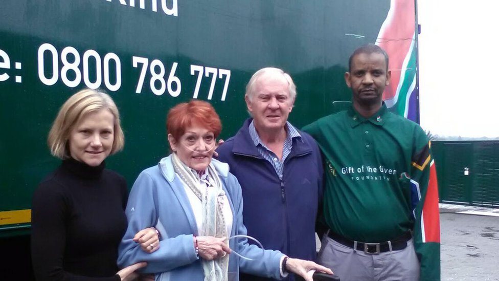 Malcolm McGown contactó con la organización Gift of the Givers que ayudaron con la liberación de Stephen. (Foto: Gift of the Givers) La familia de Stephen McGown junto a un miembro Gift of the Givers. (Foto: Gift of the Givers)